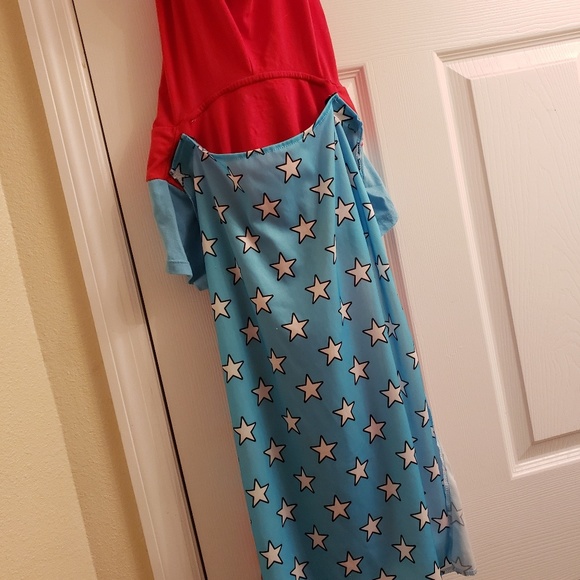 Wonder Woman top with tiara hood and velcro cape - Picture 2 of 4